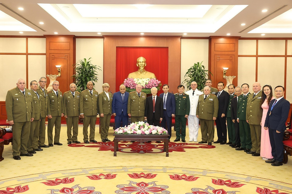 Tổng Bí thư Nguyễn Phú Trọng và Thượng tướng Álvaro López Miera cùng các đại biểu chụp ảnh chung. (Ảnh: Trí Dũng/TTXVN)