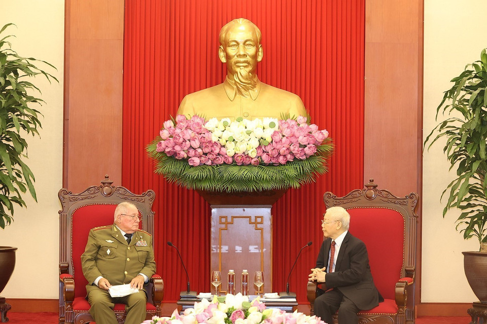 Tổng Bí thư Nguyễn Phú Trọng với Bộ trưởng Bộ các Lực lượng Vũ trang Cách mạng Cuba Álvaro López Miera. (Ảnh: Trí Dũng/TTXVN)