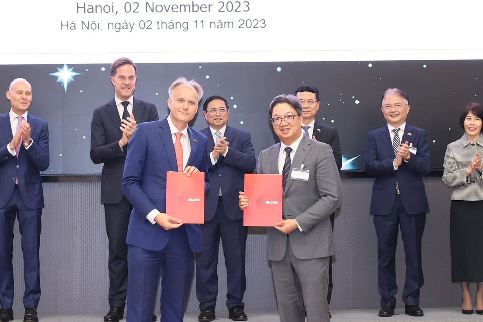 Thủ tướng Phạm Minh Chính và Thủ tướng Hà Lan Mark Rutte chứng kiến lễ trao văn kiện hợp tác giữa doanh nghiệp Việt Nam-Hà Lan. (Ảnh: Dương Giang/TTXVN)