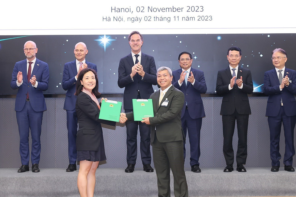 Thủ tướng Phạm Minh Chính và Thủ tướng Hà Lan Mark Rutte chứng kiến lễ trao văn kiện hợp tác giữa doanh nghiệp Việt Nam-Hà Lan. (Ảnh: Dương Giang/TTXVN)