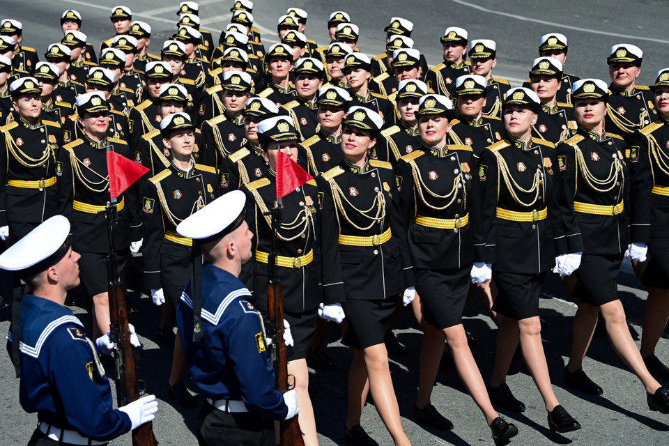 Các quân nhân Nga tham gia diễu binh kỷ niệm 78 năm Chiến thắng trong Chiến tranh Vệ quốc vĩ đại ở thủ đô Moskva, ngày 9/5/2023. (Ảnh: AFP/TTXVN)