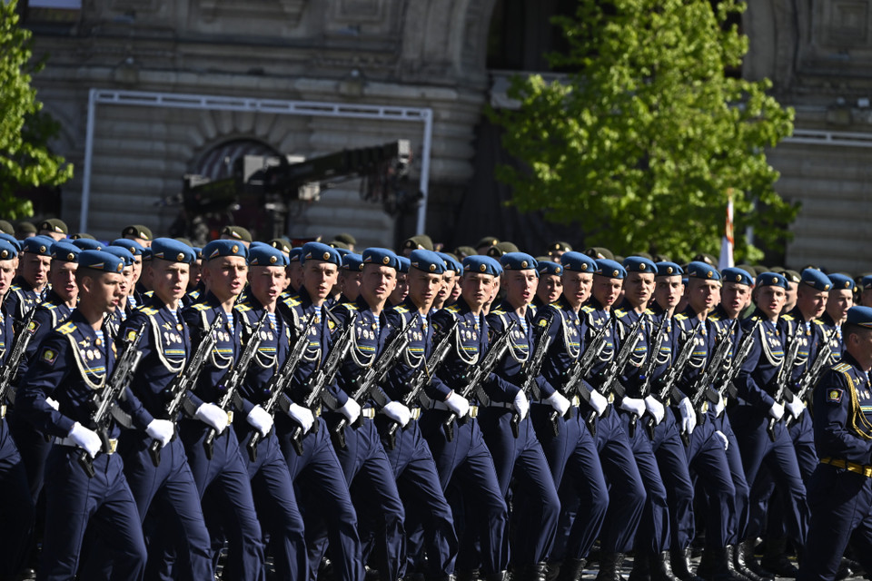 Các quân nhân Nga tham gia diễu binh kỷ niệm 78 năm Chiến thắng trong Chiến tranh Vệ quốc vĩ đại ở thủ đô Moskva, ngày 9/5/2023. (Ảnh: AFP/TTXVN)