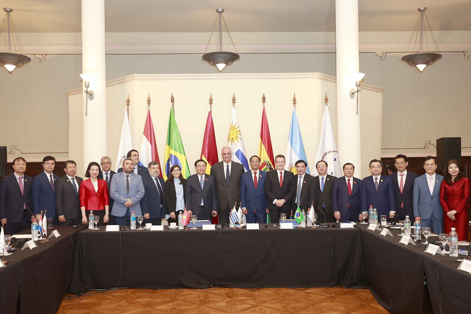 Chủ tịch Quốc hội Vương Đình Huệ và ông Gustavo Penades (bên phải), Chủ tịch Nghị viện Mercosur với đại biểu. (Ảnh: Doãn Tấn/TTXVN)