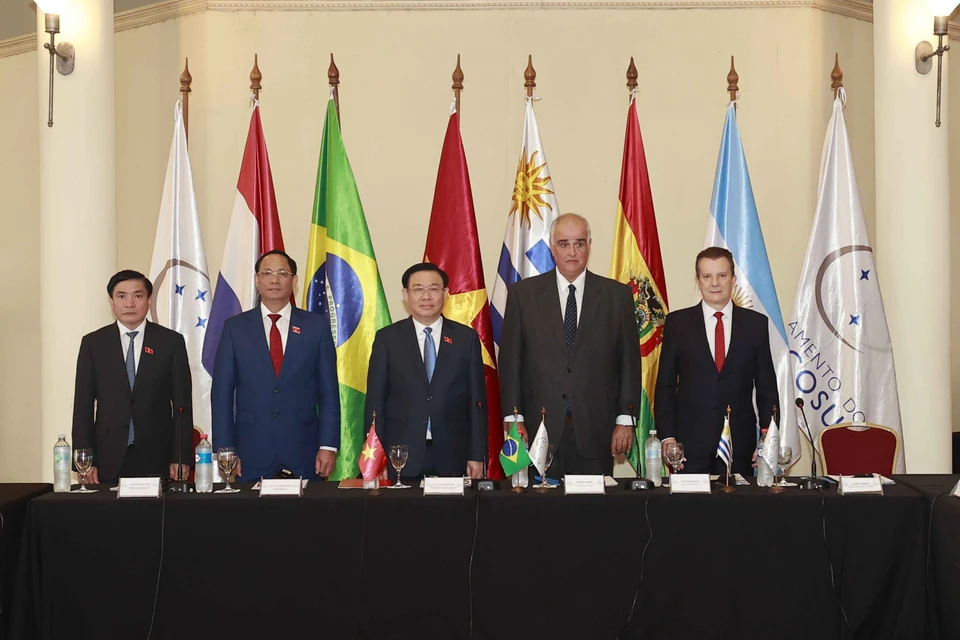 Trong khuôn khổ chuyến thăm chính thức Đông Uruguay, chiều 27/4/2023 (giờ địa phương), Chủ tịch Quốc hội Vương Đình Huệ hội đàm với ông Gustavo Penades, Chủ tịch Nghị viện Mercosur. (Ảnh: Doãn Tấn/TTXVN)