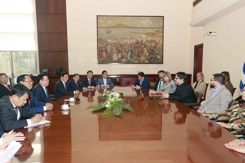 Chủ tịch Quốc hội Vương Đình Huệ tiếp Quyền Thị trưởng thành phố Montevideo Mauricio Zunino. (Ảnh: Doãn Tấn/TTXVN)