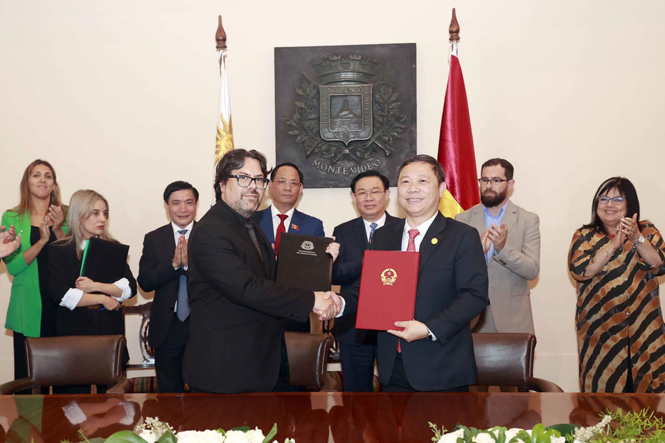 Chủ tịch Quốc hội Vương Đình Huệ chứng kiến Lễ ký ý định thư hợp tác giữa Thành phố Hồ Chí Minh và thành phố Montevideo. (Ảnh: Doãn Tấn/TTXVN)