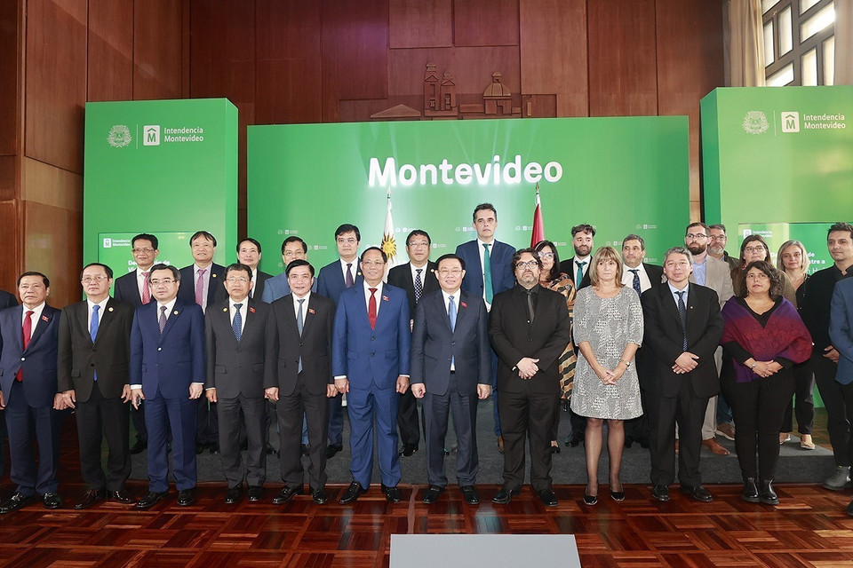 Chủ tịch Quốc hội Vương Đình Huệ với đại biểu. (Ảnh: Doãn Tấn/TTXVN)