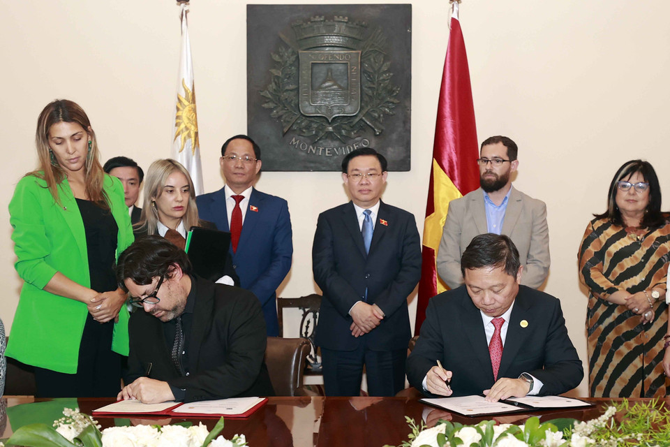 Chủ tịch Quốc hội Vương Đình Huệ chứng kiến Lễ ký ý định thư hợp tác giữa Thành phố Hồ Chí Minh và thành phố Montevideo. (Ảnh: Doãn Tấn/TTXVN)