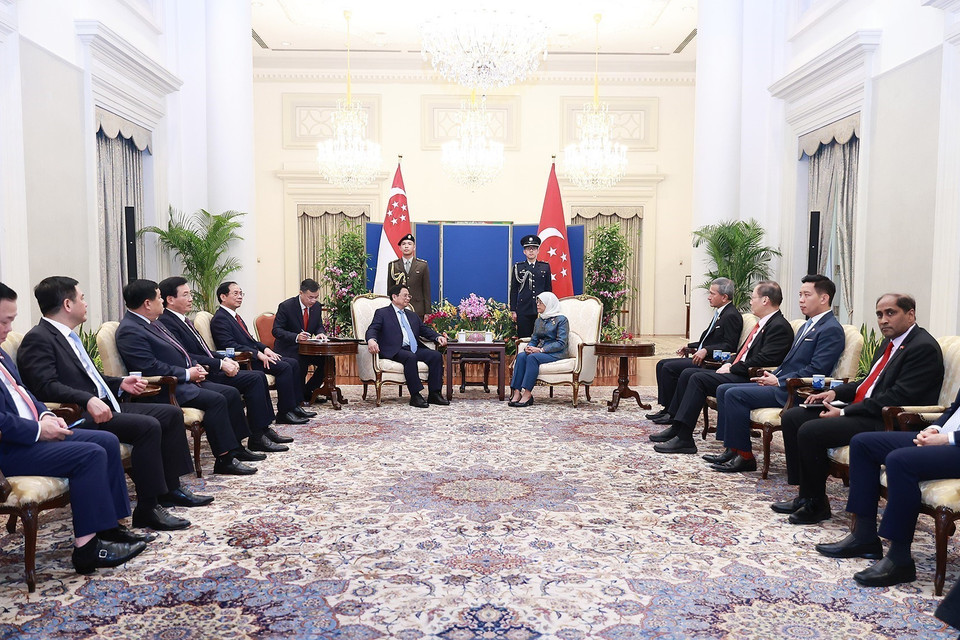 Thủ tướng Phạm Minh Chính hội kiến Tổng thống Cộng hòa Singapore Halimah Yacob. (Ảnh: Dương Giang/TTXVN)