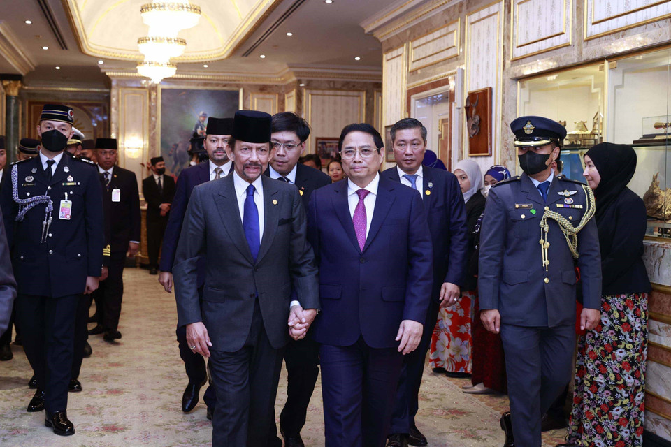 Quốc vương Hassanal Bolkiah đón Thủ tướng Phạm Minh Chính đến hội đàm. (Ảnh: Dương Giang/TTXVN)