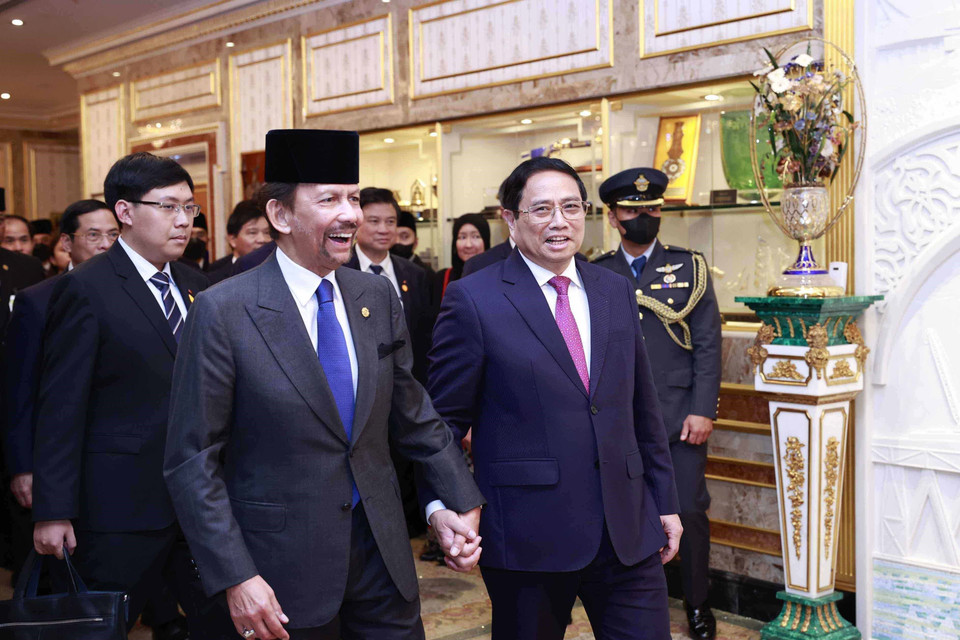 Quốc vương Hassanal Bolkiah đón Thủ tướng Phạm Minh Chính đến hội đàm. (Ảnh: Dương Giang/TTXVN)