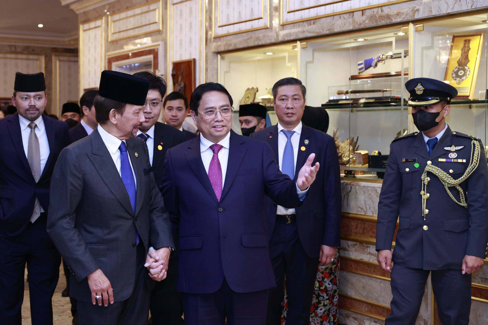 Quốc vương Hassanal Bolkiah đón Thủ tướng Phạm Minh Chính đến hội đàm. (Ảnh: Dương Giang/TTXVN)