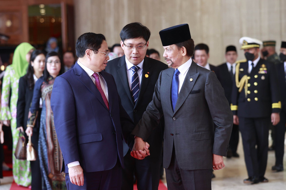 Quốc vương Brunei Hassanal Bolkiah tiễn Thủ tướng Phạm Minh Chính sau hội đàm. (Ảnh: Dương Giang/TTXVN)