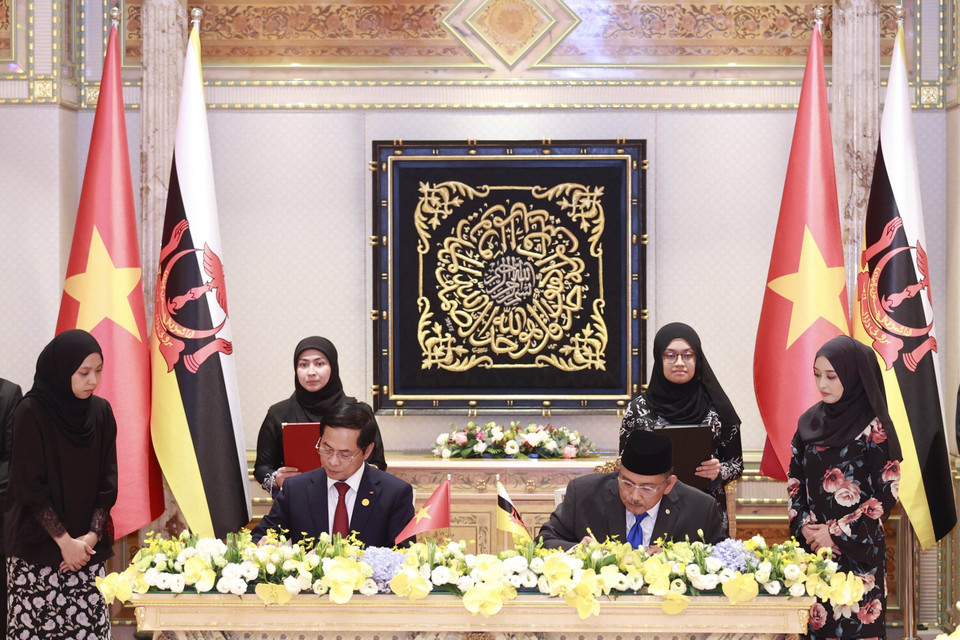 Bộ trưởng Ngoại giao Bùi Thanh Sơn và Bộ trưởng Ngoại giao thứ hai Brunei Erywan Yusof ký Chương trình hành động triển khai quan hệ Đối tác Toàn diện Việt Nam-Brunei giai đoạn 2023 - 2027 và ký Công hàm trao đổi về Thỏa thuận Miễn thị thực cho người mang hộ chiếu ngoại giao và hộ chiếu công vụ giữa Chính phủ hai nước. (Ảnh: Dương Giang/TTXVN)