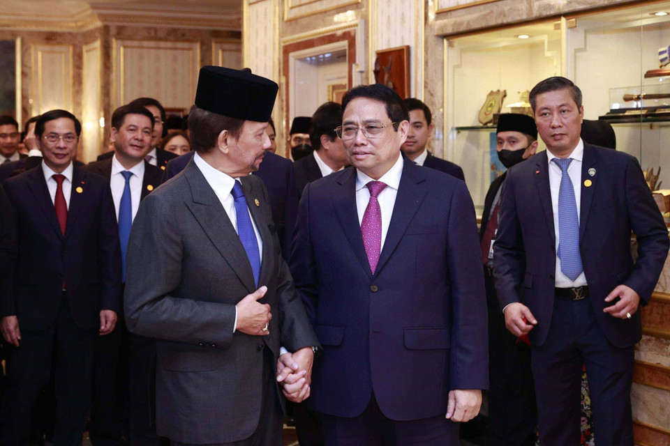 Quốc vương Hassanal Bolkiah tiễn Thủ tướng Phạm Minh Chính đến hội đàm. (Ảnh: Dương Giang/TTXVN)