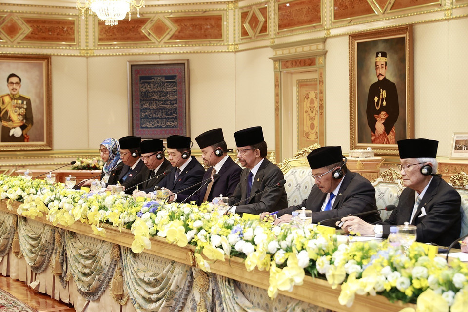Quốc vương Sultan Haji Hassanal Bolkiah và đoàn Brunei tại buổi hội đàm với Thủ tướng Phạm Minh Chính. (Ảnh: Dương Giang/TTXVN)
