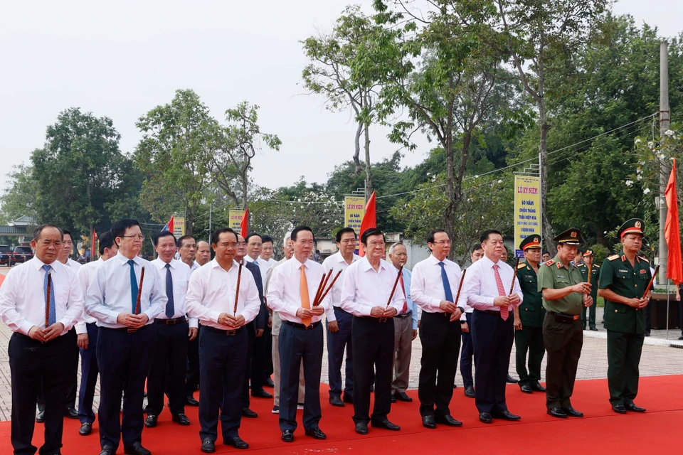 Chủ tịch nước Võ Văn Thưởng và các đồng chí lãnh đạo, nguyên lãnh đạo Đảng, Nhà nước dâng hương, dâng hoa tưởng niệm đồng chí Võ Văn Tần (1891-1941), Nhà tiền bối tiêu biểu của Cách mạng Việt Nam. (Ảnh: Thống Nhất/TTXVN)