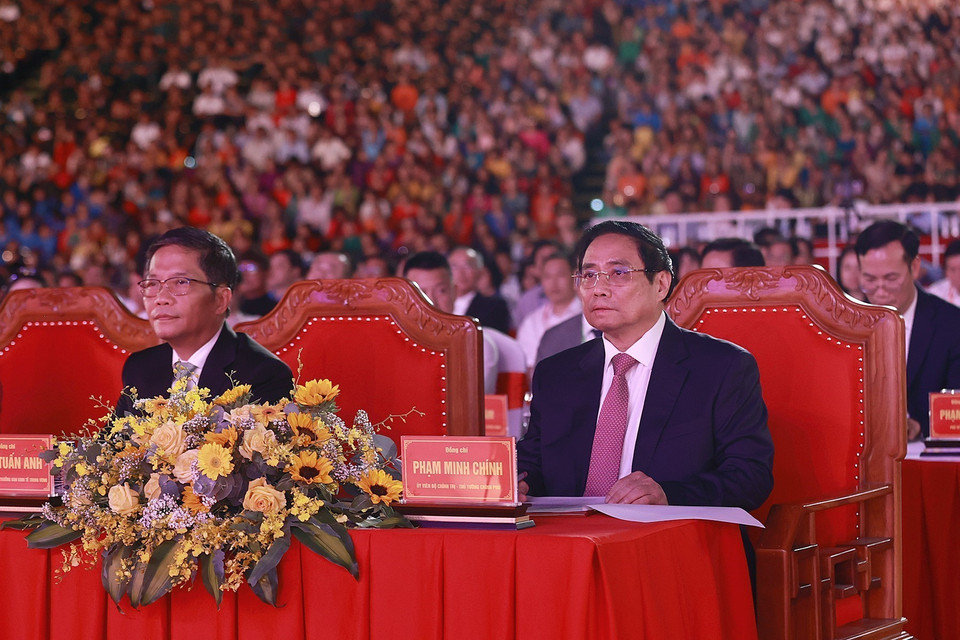 Thủ tướng Phạm Minh Chính và đồng chí Trần Tuấn Anh, Trưởng Ban Kinh tế Trung ương dự Lễ kỷ niệm 370 năm xây dựng và phát triển tỉnh Khánh Hòa. (Ảnh: Dương Giang/TTXVN)