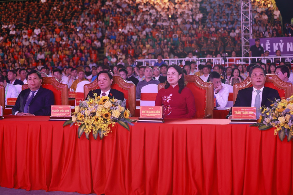 Đồng chí Trần Tuấn Anh, Trưởng Ban Kinh tế Trung ương và Phó Chủ tịch nước Võ Thị Ánh Xuân cùng các đại biểu dự Lễ kỷ niệm 370 năm xây dựng và phát triển tỉnh Khánh Hòa. (Ảnh: Dương Giang/TTXVN)