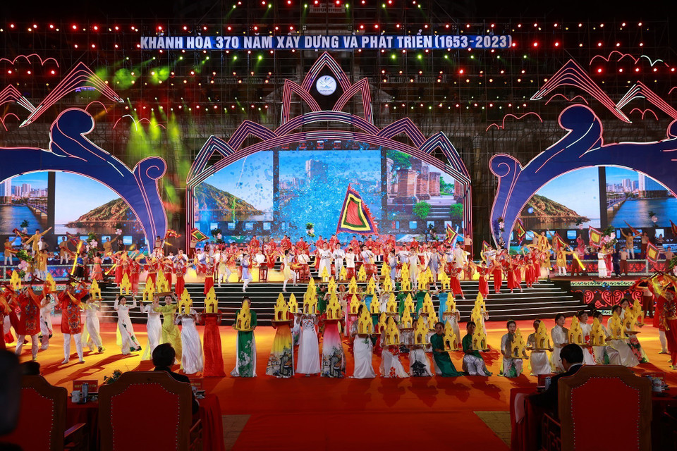 Chương trình nghệ thuật chào mừng Lễ kỷ niệm 370 năm xây dựng và phát triển tỉnh Khánh Hòa. (Ảnh: Dương Giang/TTXVN)