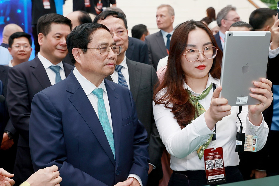 Thủ tướng Phạm Minh Chính tham quan Triển lãm Quốc tế về Công nghiệp 4.0 năm 2023. (Ảnh: Dương Giang/TTXVN)