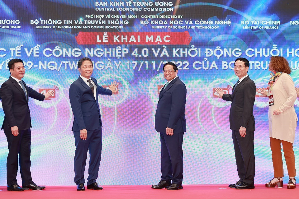 Thủ tướng Phạm Minh Chính và các đại biểu khai mạc Triển lãm Quốc tế về Công nghiệp 4.0 năm 2023. (Ảnh: Dương Giang/TTXVN)