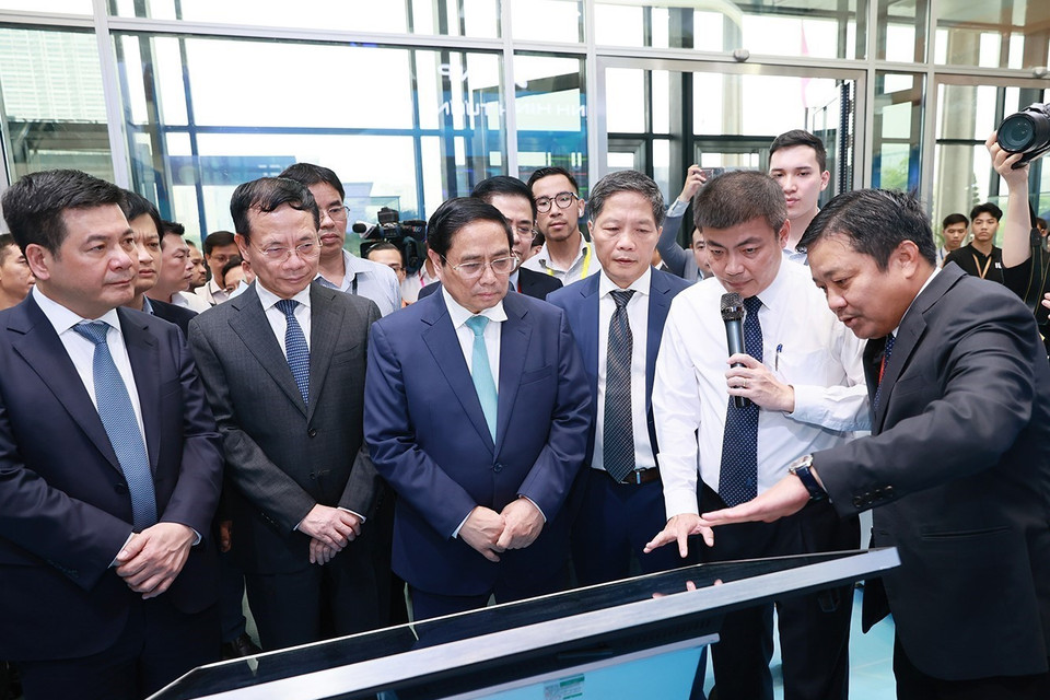 Thủ tướng Phạm Minh Chính tham quan Triển lãm Quốc tế về Công nghiệp 4.0 năm 2023. (Ảnh: Dương Giang/TTXVN)