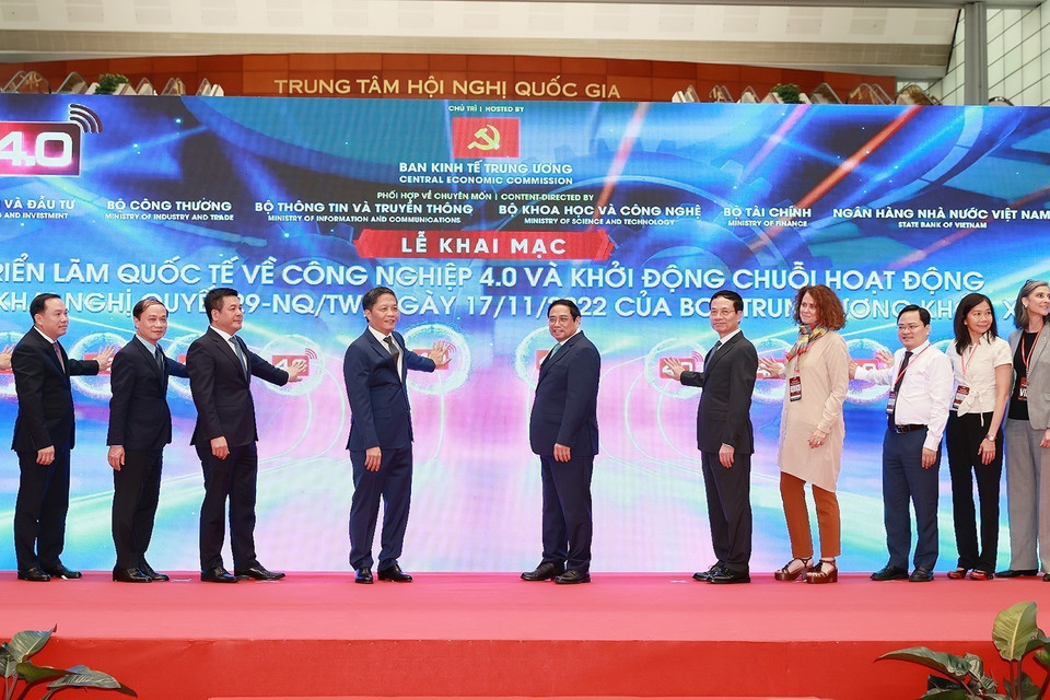 Diễn đàn cấp cao về Công nghiệp 4.0 năm 2023 có chủ đề 'Thúc đẩy chuyển đổi số, chuyển đổi xanh tạo đột phá rút ngắn quá trình công nghiệp hoá, hiện đại hoá đất nước đến năm 2030, tầm nhìn đến năm 2045.' (Ảnh: Dương Giang/TTXVN)