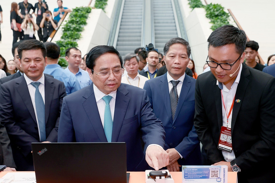 Thủ tướng Phạm Minh Chính tham quan Triển lãm Quốc tế về Công nghiệp 4.0 năm 2023. (Ảnh: Dương Giang/TTXVN)