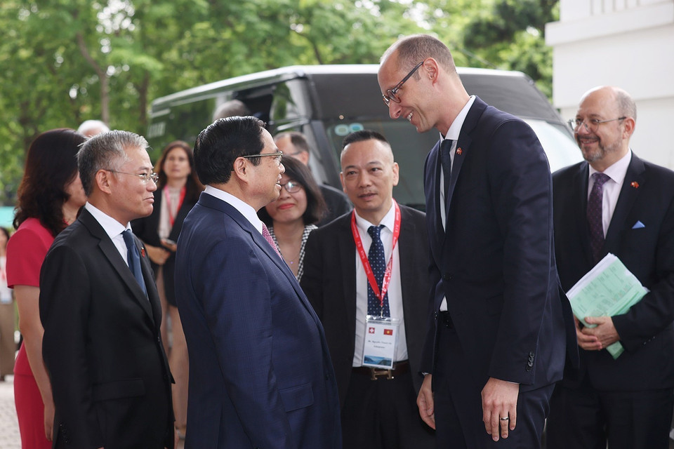 Thủ tướng Phạm Minh Chính tiếp Chủ tịch Hạ viện Thụy Sĩ Martin Candinas. (Ảnh: Dương Giang/TTXVN)