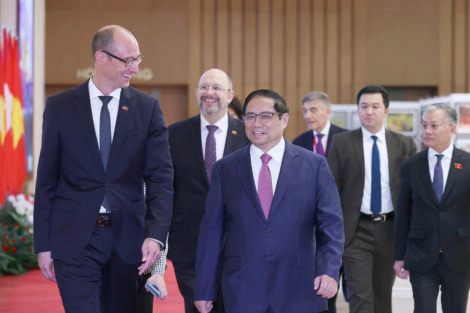 Thủ tướng Phạm Minh Chính tiếp Chủ tịch Hạ viện Thụy Sĩ Martin Candinas. (Ảnh: Dương Giang/TTXVN)