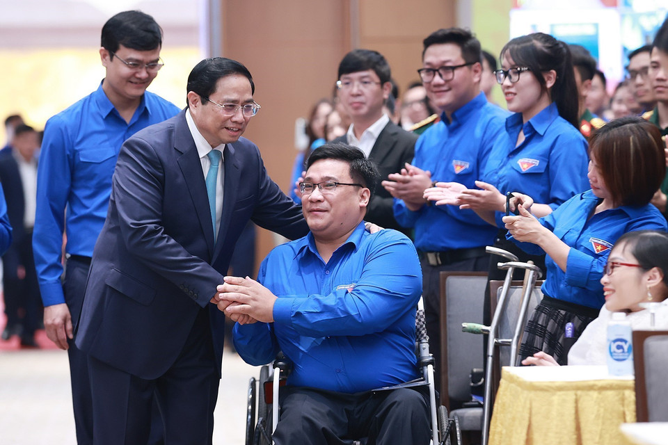 Thủ tướng Phạm Minh Chính với đại diện thanh niên có hoàn cảnh đặc biệt. (Ảnh: Dương Giang/TTXVN)