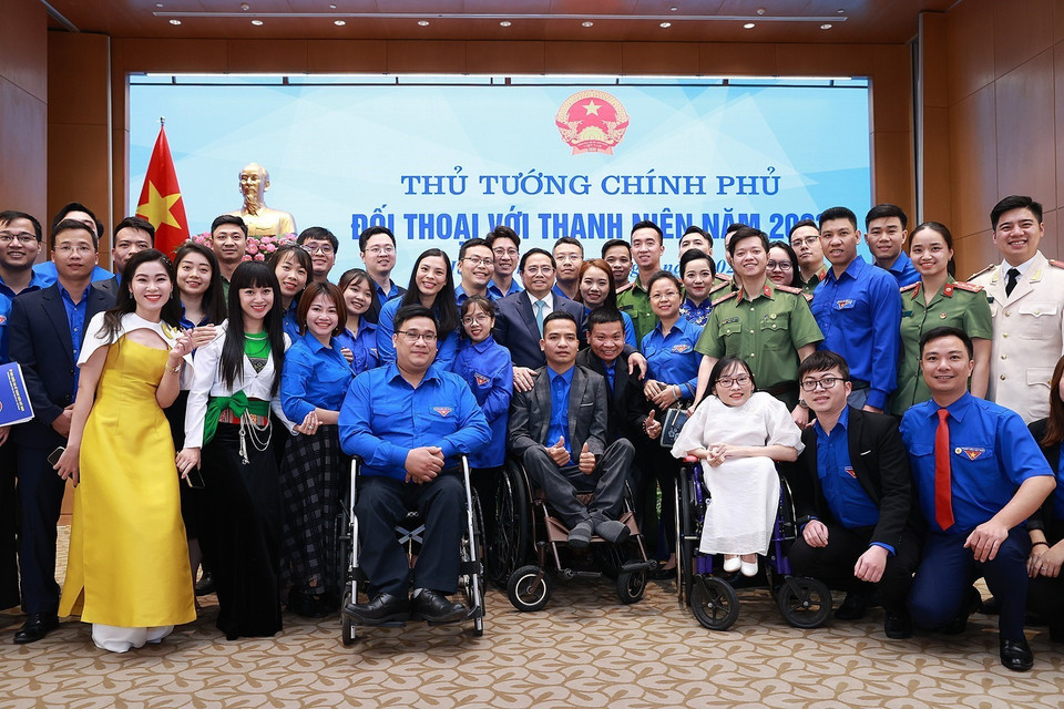 Thủ tướng Phạm Minh Chính với các đại biểu thanh niên. (Ảnh: Dương Giang/TTXVN)