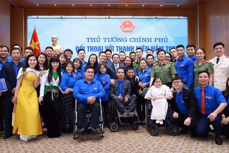 Thủ tướng Phạm Minh Chính với các đại biểu thanh niên. (Ảnh: Dương Giang/TTXVN)