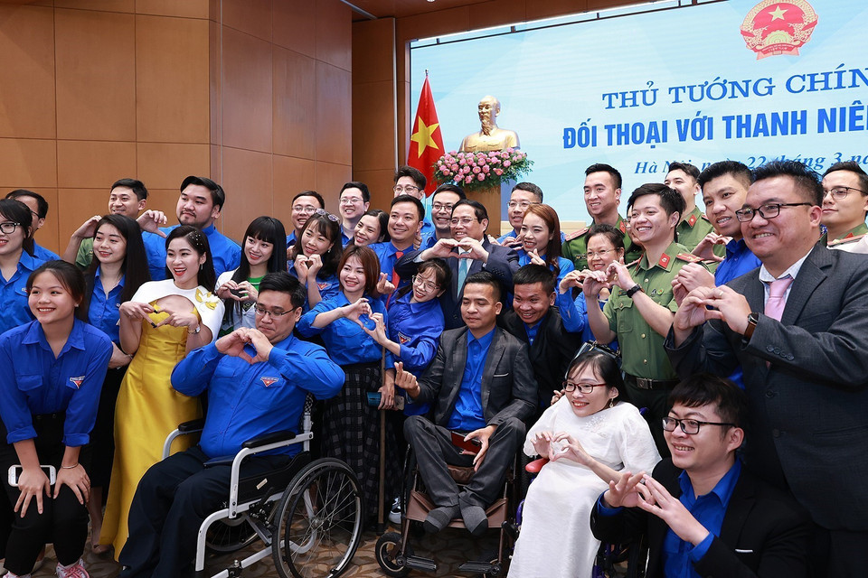 Thủ tướng Phạm Minh Chính với các đại biểu thanh niên. (Ảnh: Dương Giang/TTXVN)