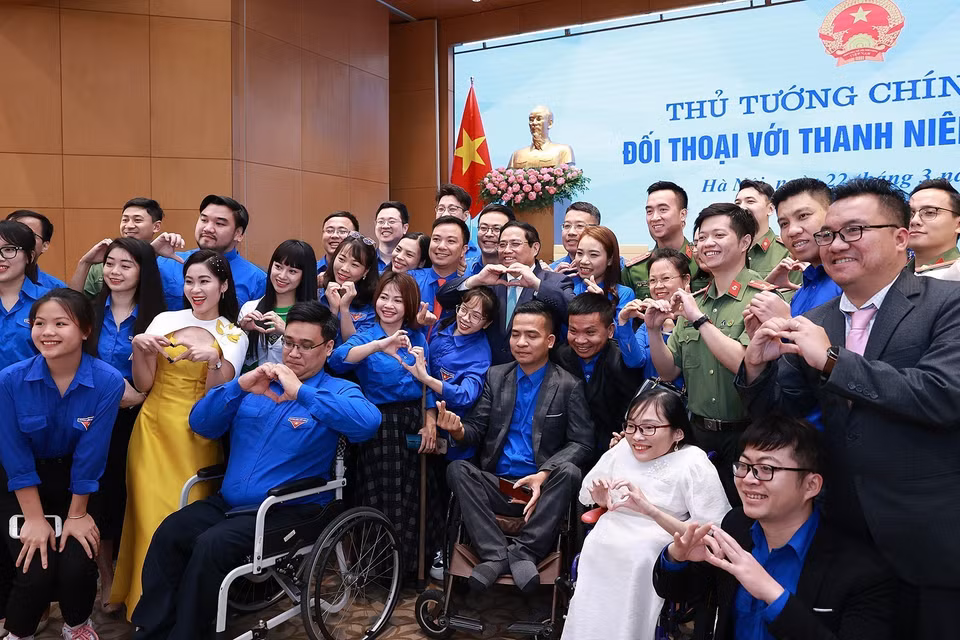Thủ tướng Phạm Minh Chính với các đại biểu thanh niên. (Ảnh: Dương Giang/TTXVN)