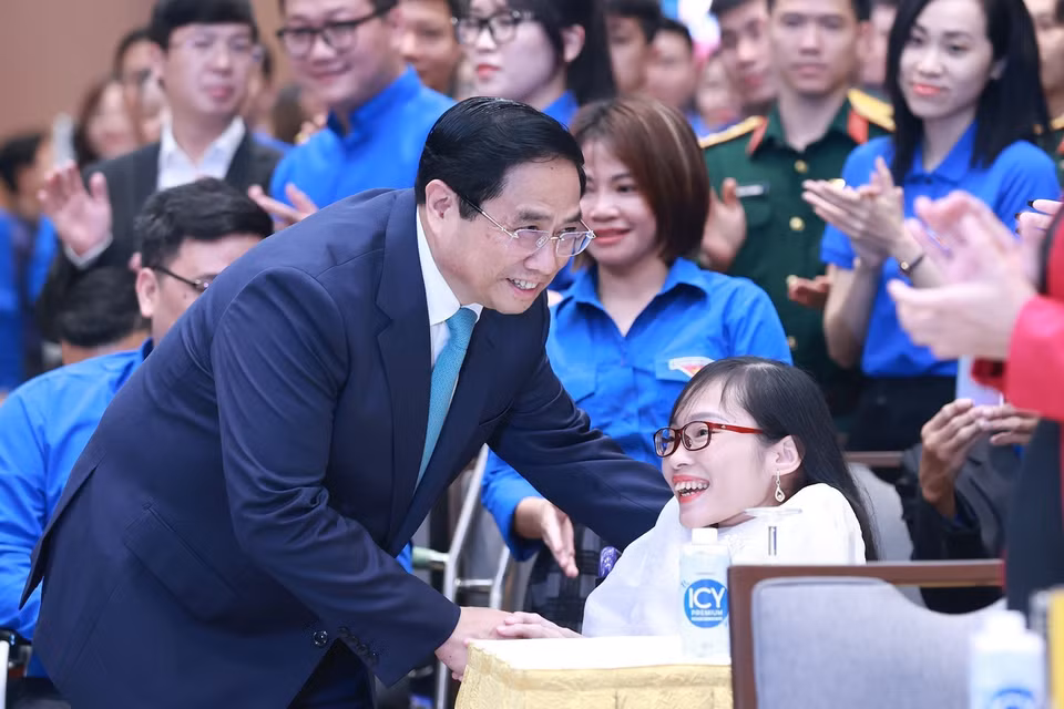 Thủ tướng Phạm Minh Chính với đại diện thanh niên có hoàn cảnh đặc biệt. (Ảnh: Dương Giang/TTXVN)