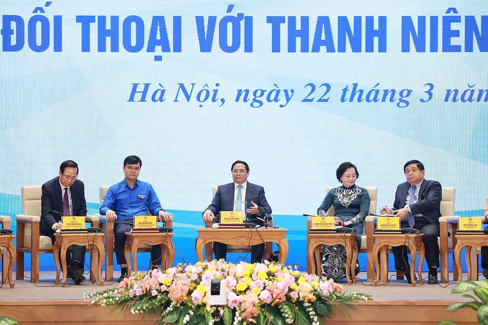 Thủ tướng Phạm Minh Chính cùng đại diện các bộ, ngành và Trung ương Đoàn tham gia đối thoại với thanh niên. (Ảnh: Dương Giang/TTXVN)