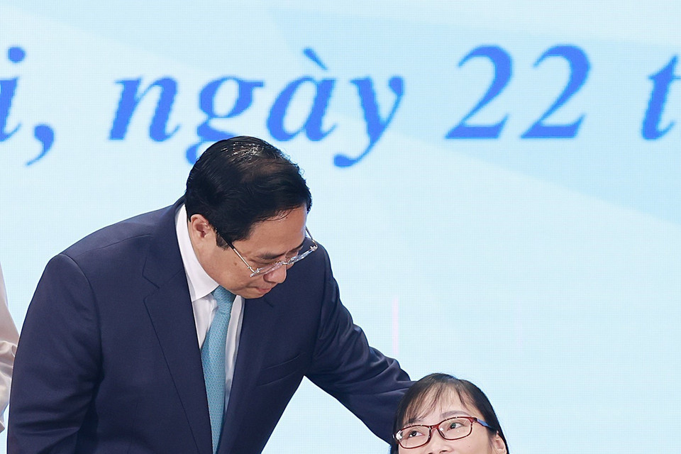 Thủ tướng Phạm Minh Chính với đại diện thanh niên có hoàn cảnh đặc biệt. (Ảnh: Dương Giang/TTXVN)