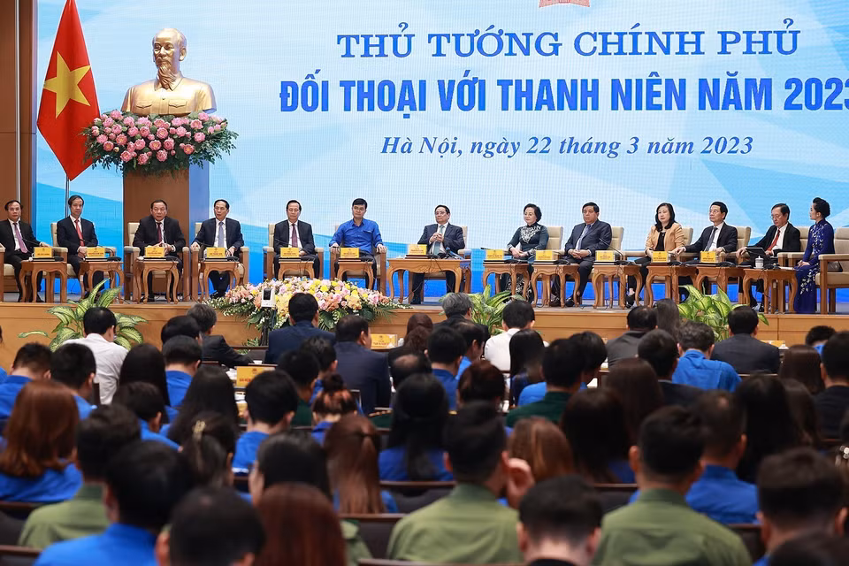 Thủ tướng Phạm Minh Chính cùng đại diện các bộ, ngành và Trung ương Đoàn tham gia đối thoại với thanh niên. (Ảnh: Dương Giang/TTXVN)