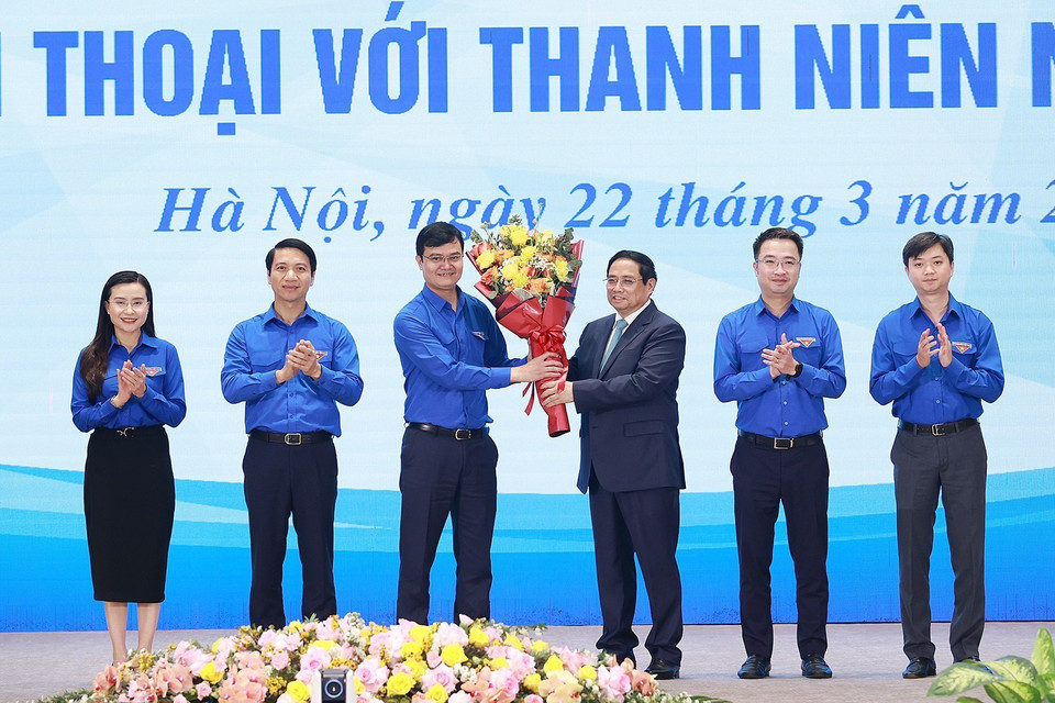 Thủ tướng Phạm Minh Chính chúc mừng thanh niên Việt Nam nhân kỷ niệm 92 năm Ngày thành lập Đoàn Thanh niên Cộng sản Hồ Chí Minh. (Ảnh: Dương Giang/TTXVN)