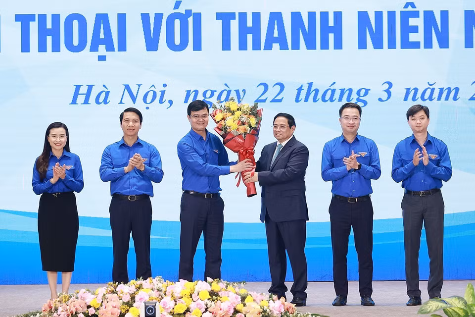 Thủ tướng Phạm Minh Chính chúc mừng thanh niên Việt Nam nhân kỷ niệm 92 năm Ngày thành lập Đoàn Thanh niên Cộng sản Hồ Chí Minh. (Ảnh: Dương Giang/TTXVN)