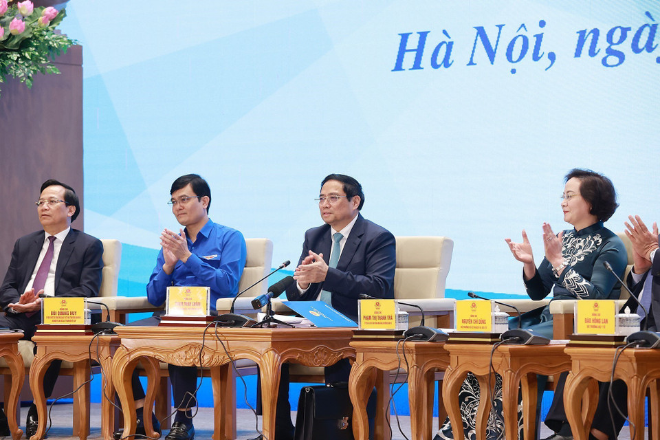 Thủ tướng Phạm Minh Chính cùng đại diện các bộ, ngành và Trung ương Đoàn tham gia đối thoại với thanh niên. (Ảnh: Dương Giang/TTXVN)