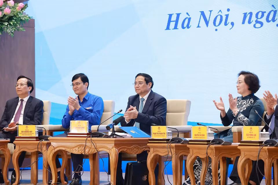 Thủ tướng Phạm Minh Chính cùng đại diện các bộ, ngành và Trung ương Đoàn tham gia đối thoại với thanh niên. (Ảnh: Dương Giang/TTXVN)
