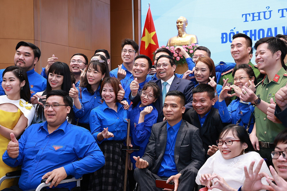Thủ tướng Phạm Minh Chính với các đại biểu thanh niên. (Ảnh: Dương Giang/TTXVN)