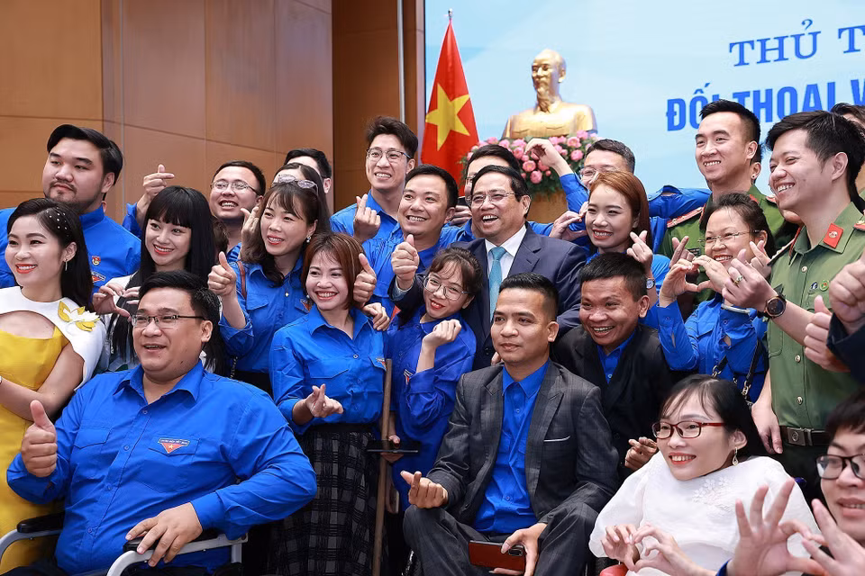 Thủ tướng Phạm Minh Chính với các đại biểu thanh niên. (Ảnh: Dương Giang/TTXVN)