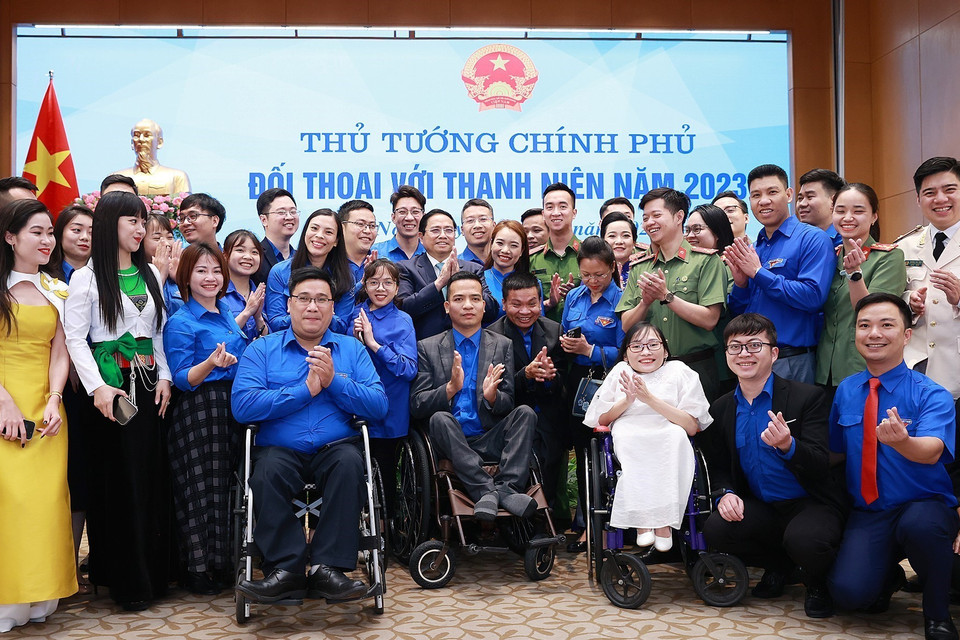 Thủ tướng Phạm Minh Chính với các đại biểu thanh niên. (Ảnh: Dương Giang/TTXVN)