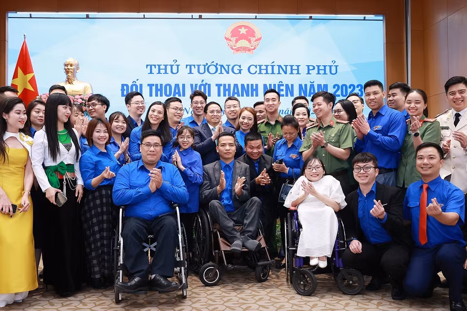 Thủ tướng Phạm Minh Chính với các đại biểu thanh niên. (Ảnh: Dương Giang/TTXVN)
