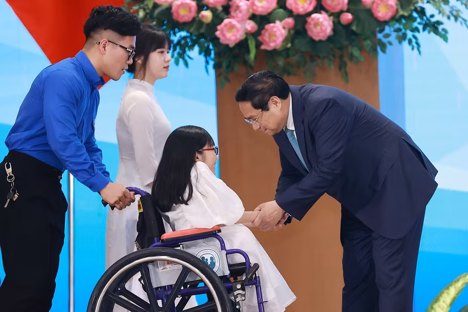 Thủ tướng Phạm Minh Chính với đại diện thanh niên có hoàn cảnh đặc biệt. (Ảnh: Dương Giang/TTXVN)