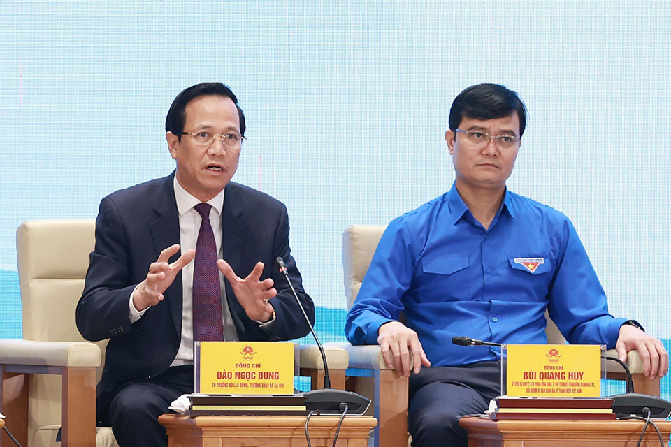 Bộ trưởng Bộ Lao động-Thương binh và Xã hội Đào Ngọc Dung đối thoại với thanh niên về vấn đề an sinh xã hội. (Ảnh: Dương Giang/TTXVN)